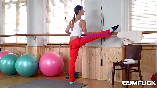 Gym fuck nympho Taylor Sands works out her pussy with jump rope handles