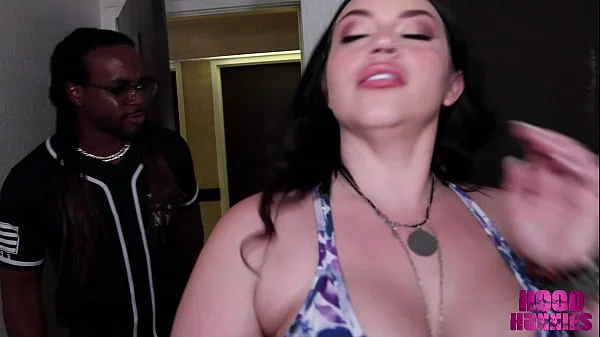 Doordash drivers Don Grammar helps big butt pawg MandiMayxxx in distress and gets a huge tip