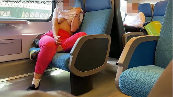 MASTURBO UNO SCONOSCIUTO IN TRENO DAVANTI A TUTTI