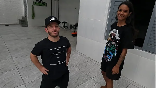 Jasmine seduz anão e leva para o abate