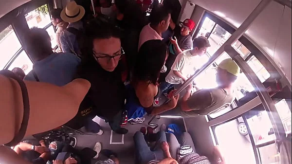Llevaba un falda muy corta y no puede evitar rozarle mi verga en las nalgas, ARRIMONES CDMX