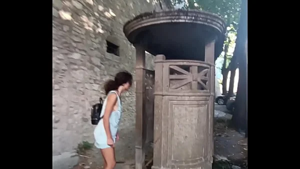 faccio pipi all'aperto in un bagno medievale
