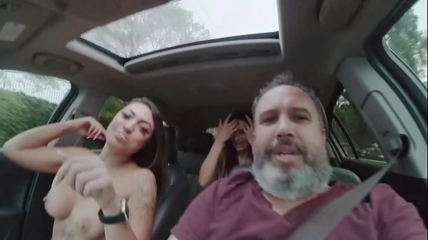 Boquete duplo com duas safadas no carro Paola Venturine e Gabriela Andrade