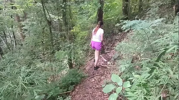 Me follo a desconocida con el acuerdo de ayudarla a salí del bosque