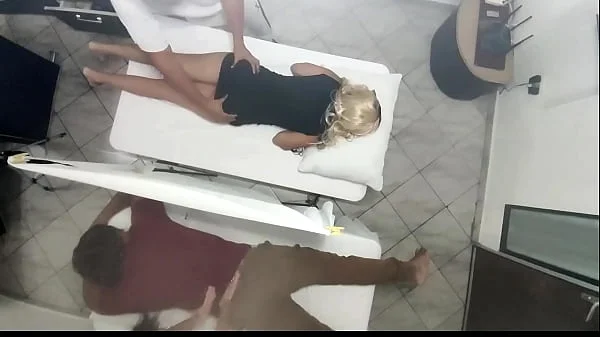 Masaje Erotico en El Cuerpo de la Hermosa Esposa al Lado de su Marido en el Salon de Masajes en Pareja Quedo Grabado Como La Esposa es Manipulada por el Medico y Luego Follada al lado de su Marido NTR