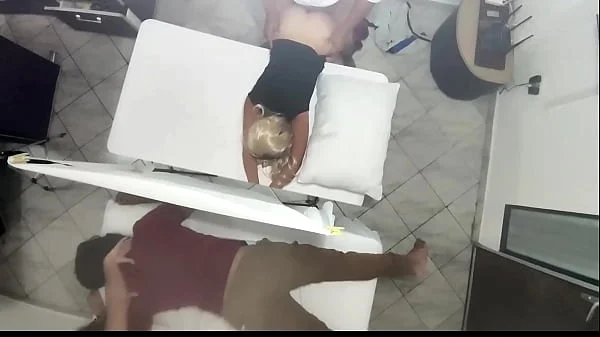 Masajes en Pareja Quedo Grabado Como La Esposa es Follada al Lado de su Marido