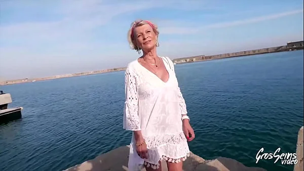 Eva, 70 ans, dresse deux étalons fougueux