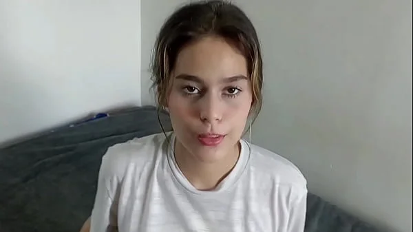 Mi pequeña hermanastra me convence con una dura follada por el culo a cambio de que la deje tener novio. Me corro adentro de ella.