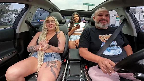 Ela está fazendo sua estreia na carona e já leva uma chupada no posto de gasolina