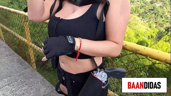 COSPLAYER CACHONDA sola CAMINANDO quiere vergas grandes