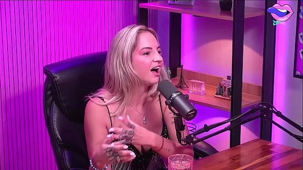 A loirinha peladinha no estudio
