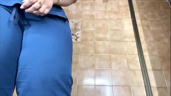Camara en baño del doctor graba a paciente y enfermera meando