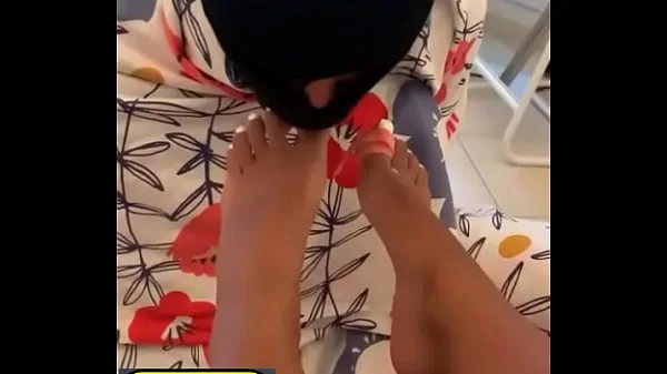 Aux pieds d’une magnifique beurette