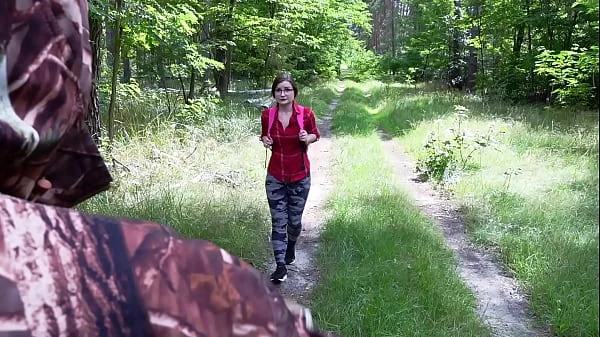 Deutsche Studentin TinyEmily von fremden Typen auf dem Heimweg AO gefickt