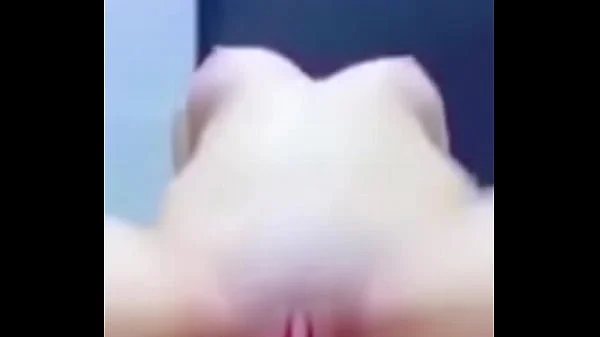 Un étranger me baise le cul dans les WC d'un bar