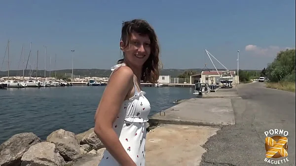 Melany, jeune coquine, aime la baise en pleine nature