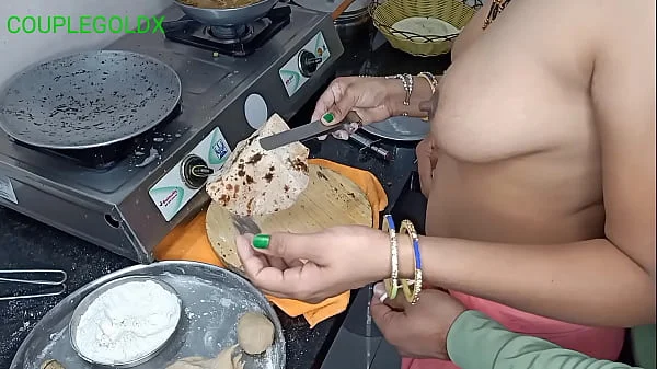 रोटी बनाते समय जोर जोर से धक्का लगाया एक साथ दो काम