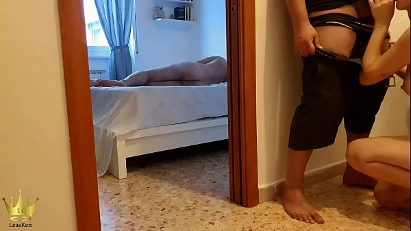 L'idraulico ci spia mentre scopiamo e di nascosto lo premio con un bel pompino - Leaeken ITA