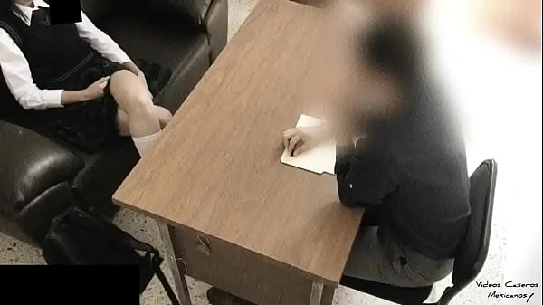 PROFESOR de Matemáticas se COGE a su ALUMNA en su OFICINA, Ella le Pide Ayuda, le Ofrece el Culo para Obtener Mejores CALIFICACIONES y le CHUPA la VERGA para Convencerlo !! Estudiantes Mexicanas! / Math Teacher Fucking Latina !