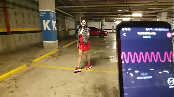 Martinasmith squirting at the Mall parking lot