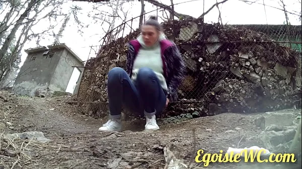 NEW! The beauty wanted to pee unnoticed in the bushes, but we filmed her! Exclusive!