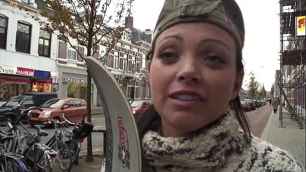Terri neukt voor een nieuw skateboard