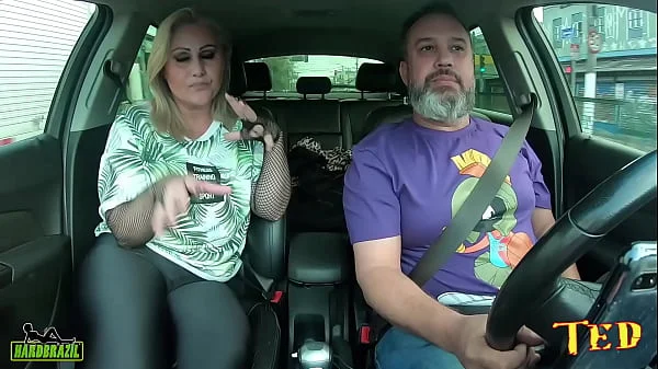 A mulher Ceasa vem com tudo de volta e apronta com os pedrestes pelada no carro - Andressa Sanchez
