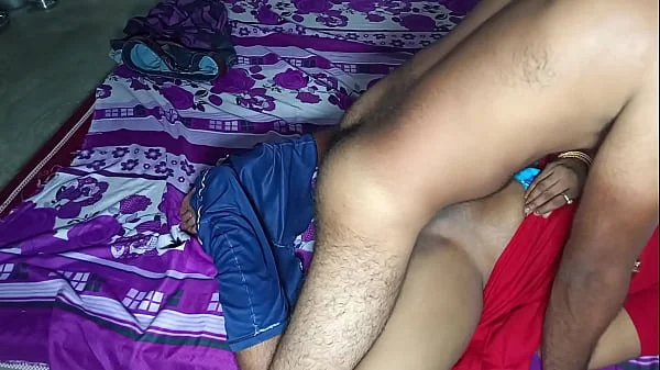 दोस्त की माँ ने पीठ मालिश के बहाने से चूत चुदाई - साफ हिंदी आवाज में   XXX Sex