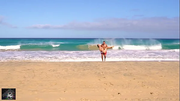 Mi faccio sbattere dal bagnino sulla spiaggia.