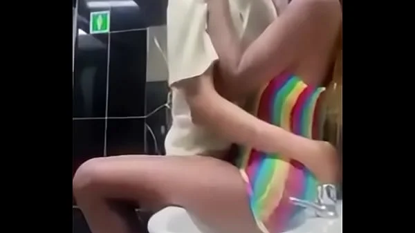 Baise fort avec ma copine devant son ami en boîte de nuit