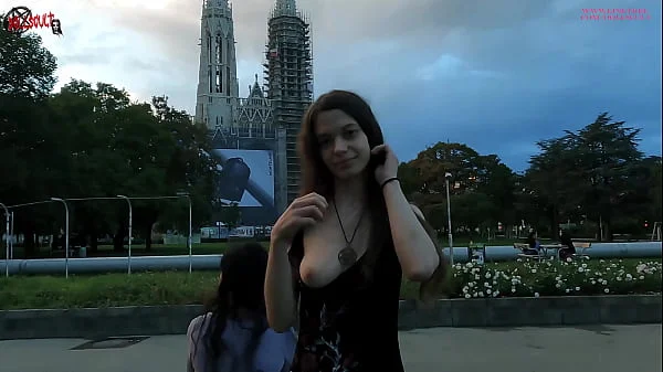Extreme flashing in Vienna - DOLLSCULT